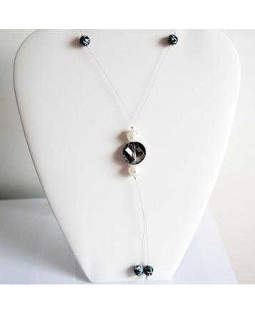 Collier sautoir noir et blanc beschikbaar voor biedingen