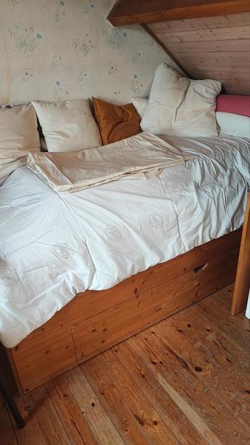 Bed en bureautafel hout beschikbaar voor biedingen