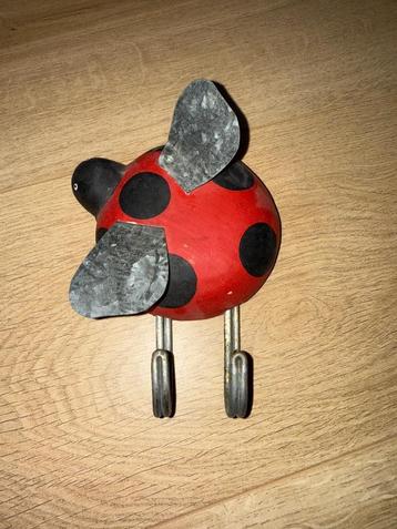 Attache mural en forme de coccinelle et crochets  beschikbaar voor biedingen