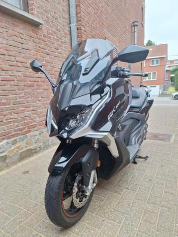 kYMCO AK 550 PREMIUM 12/2024, Vélos & Vélomoteurs, 550 cm³, Comme neuf, Enlèvement, Essence