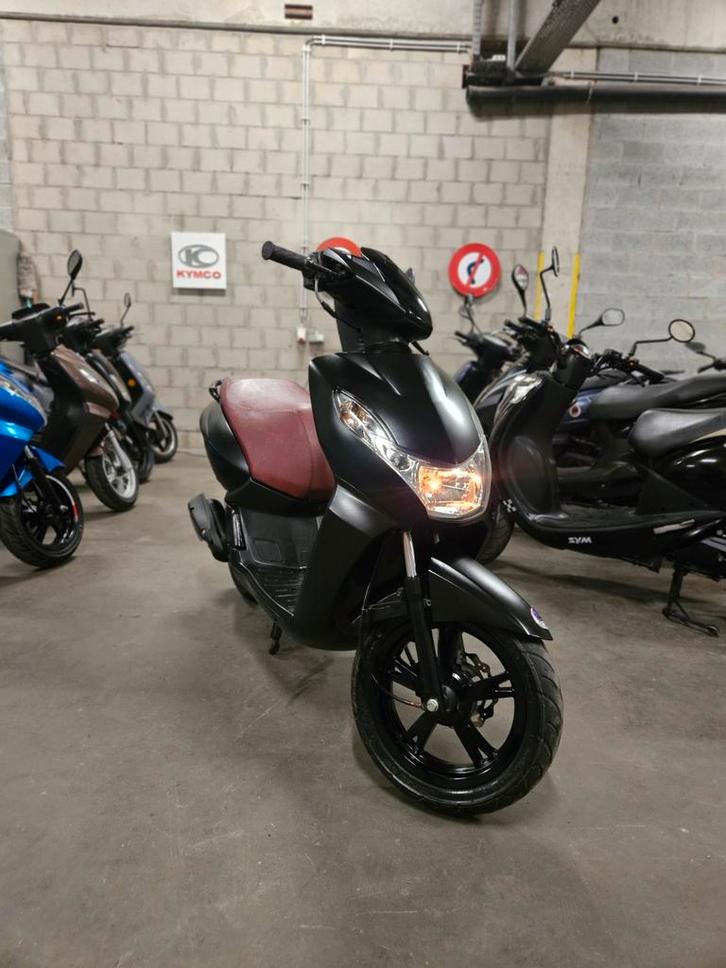 Peugeot Kisbee noir mat 50cc Classe B 2015 13 257 km, Vélos & Vélomoteurs, Scooters | Peugeot, Utilisé, Autres modèles, Classe B (45 km/h)
