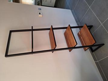 Wandrek 180cm hoog met 4 legplanken beschikbaar voor biedingen