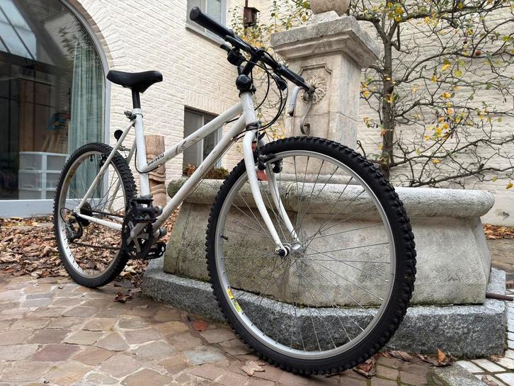 Witte Mountainbike 26 inch | Shimano 18 versnellingen | MTB, Fietsen en Brommers, Fietsen | Crossfietsen en BMX, Zo goed als nieuw