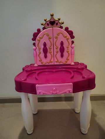 Table de maquillage et coiffeuse avec miroir pour enfants disponible aux enchères