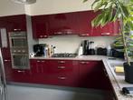 L-vormige rode keuken met Whirlpool toestellen, Ophalen, Zo goed als nieuw, Rood, Composiet