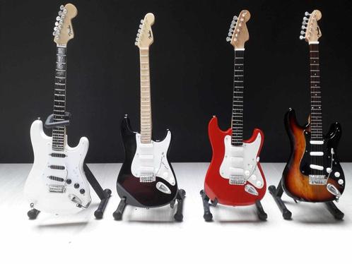FENDER STRATOCASTER mini guitar collectie, Verzamelen, Muziek, Artiesten en Beroemdheden, Zo goed als nieuw, Instrument of Accessoires