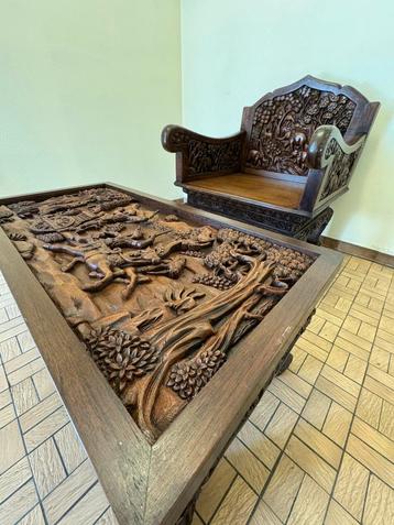 Combinaison chaise sculptée et table basse beschikbaar voor biedingen