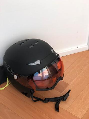 Skihelm met geïntegreerd vizier/masker  beschikbaar voor biedingen