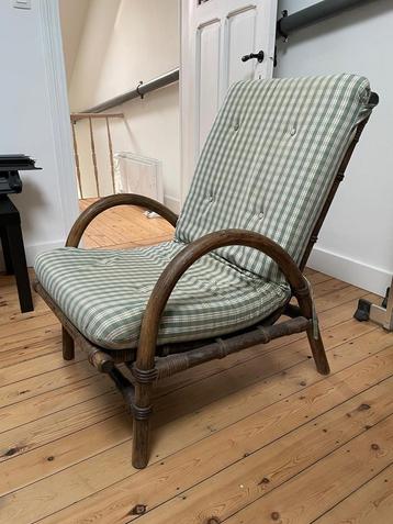 Rotan zetel beschikbaar voor biedingen