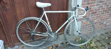 Retro Peugeot koersfiets. Stalvondst.  beschikbaar voor biedingen