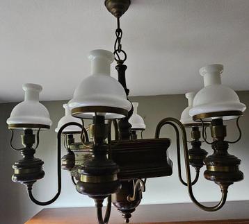 stijlvolle luster met zes lampenkapjes in opaline beschikbaar voor biedingen
