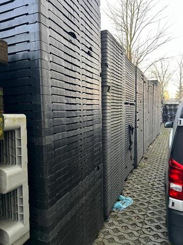 Partij kunststof CABKA-palletten beschikbaar voor biedingen