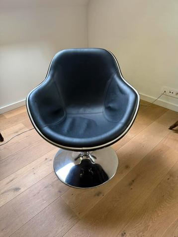 Zwarte draaistoel beschikbaar voor biedingen