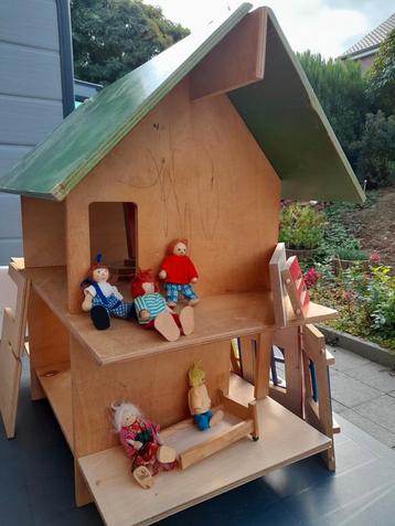 houten -demonteerbaar huis met poppetjes. beschikbaar voor biedingen