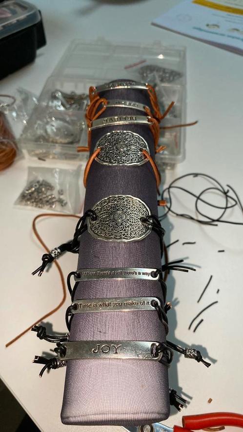 Handmade armbandjes met leuke motiverende teksten, Bijoux, Sacs & Beauté, Bracelets, Enlèvement ou Envoi