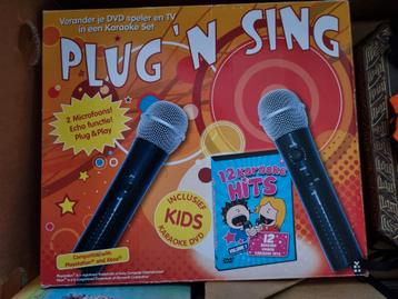 Plug 'n single karaoke set met 2 microfoons en dvd