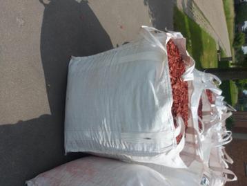 Houtchips/hakselhout (rood) beschikbaar voor biedingen