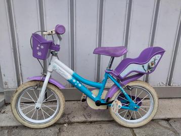 Sneeuwkoninginfiets met mand en poppenhouder in goede staat beschikbaar voor biedingen