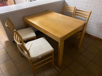 Eettafel + 4 stoelen  beschikbaar voor biedingen