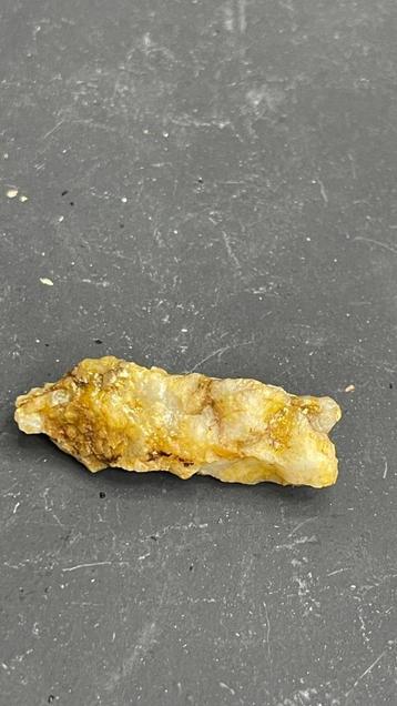 Een schat uit de aarde: natuurlijk goudhoudend kwarts beschikbaar voor biedingen