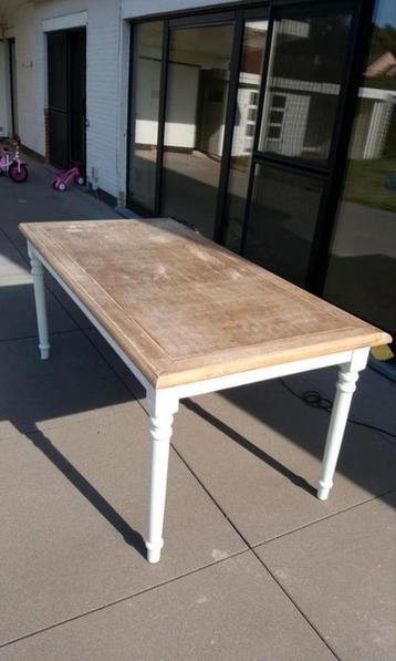 Vintage massief houten tafel beschikbaar voor biedingen