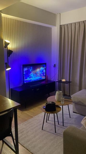 Behang, ''houten panelen'' vliesbehang beschikbaar voor biedingen
