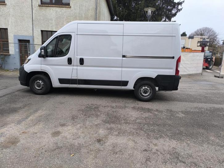 Location de camionnettes neuves – Confort & Fiabilité, Services & Professionnels, Coursiers, Chauffeurs & Taxis