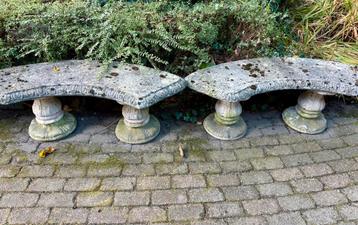 Twee leuke halfronde tuinbanken in beton beschikbaar voor biedingen