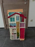 Barbiehuis + accesoires, Kinderen en Baby's, Ophalen, Zo goed als nieuw, Poppenhuis