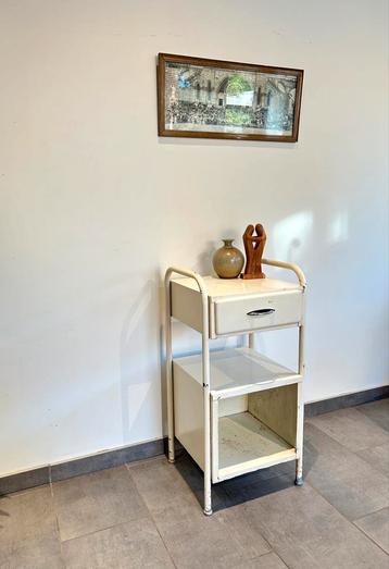 Vintage metalen ziekenhuis kastje beschikbaar voor biedingen