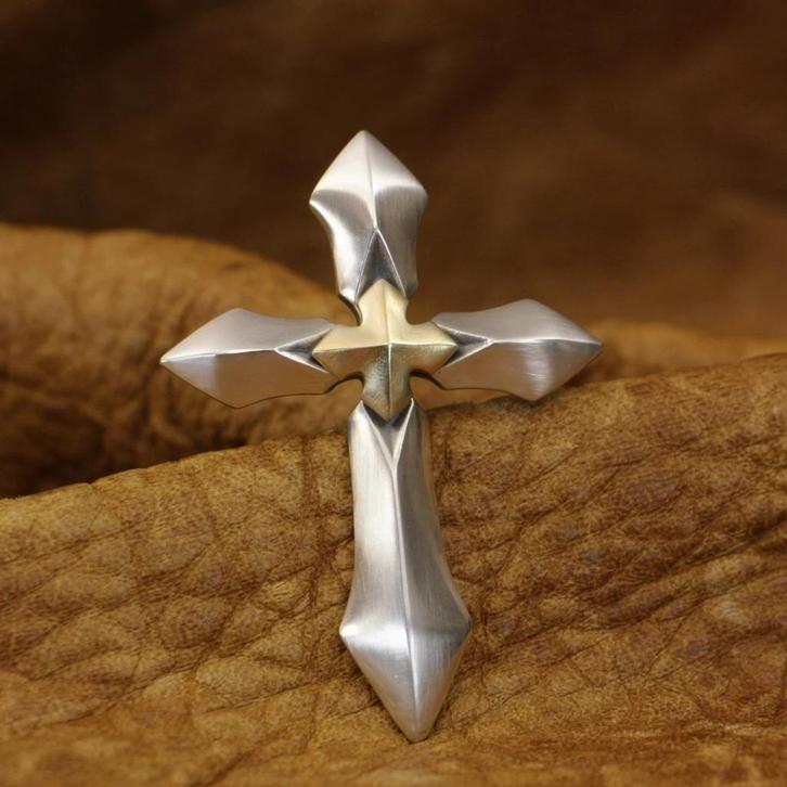 Kruis hanger met messing accent - 925 zilver, Handtassen en Accessoires, Kettinghangers, Nieuw, Zilver, Zilver, Kruis of Symbool