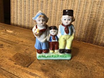 Vintage beeldje Hollands boerengezin in porselein beschikbaar voor biedingen