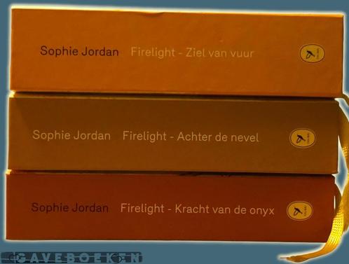 Firelight - Sophie Jordan - Colibri - 3x - Hardcover, Boeken, Fantasy, Gelezen, Ophalen of Verzenden