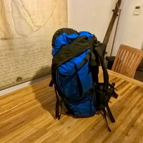 Rugzak 60 a 65 L - uitstekend uitgerust, Handtassen en Accessoires, Tassen | Rugtassen, Gebruikt, Overige merken, Ophalen