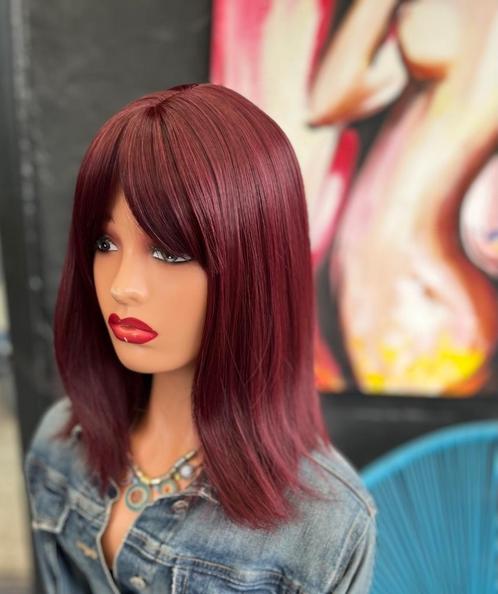 Mooie vierkante pruik die in wijnmoer steekt, met een pony., Handtassen en Accessoires, Uiterlijk | Haarverzorging, Nieuw, Pruik of Haarverlenging