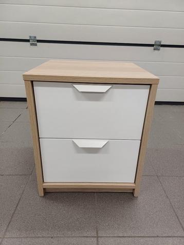 Table de chevet beschikbaar voor biedingen
