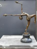 une femme qui danse au flambeaux en bronze signé ., Enlèvement, Bronze