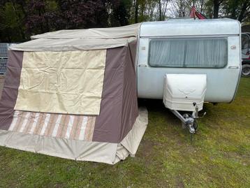 Leuke caravan De Reu met voortent 