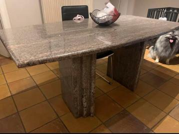 Marmeren tafel beschikbaar voor biedingen