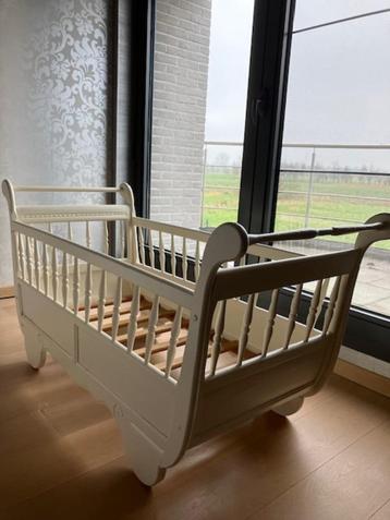 Vintage babybedje beschikbaar voor biedingen