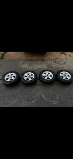 Kia sportage winterbanden 215/70/16 uniroyal, Auto-onderdelen, Ophalen, 16 inch, Banden en Velgen, Winterbanden