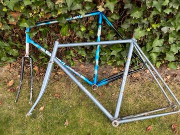 2 oude koersfietskaders giacomelli en la neva beschikbaar voor biedingen