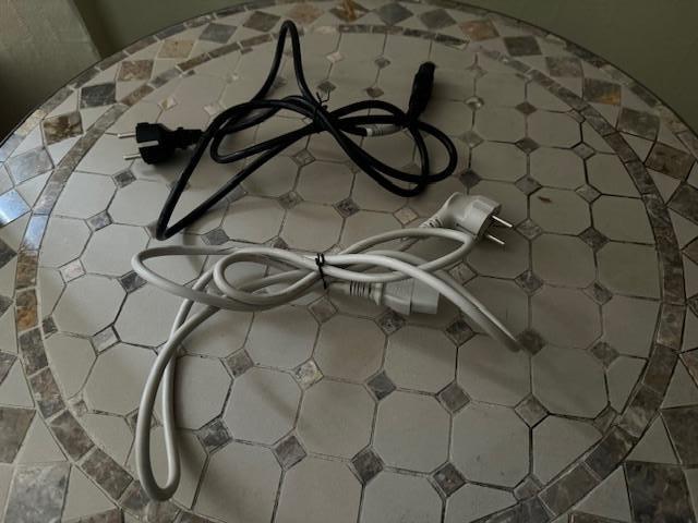 2 câbles d'aliment. neufs+ prise Euro - 7 €/lot - 4 €/pièce, Informatique & Logiciels, Pc & Câble réseau, Neuf, Enlèvement ou Envoi