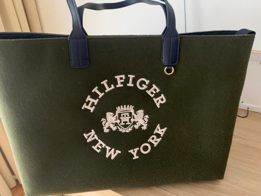 Tommy Hilfiger iconische draagtas kakigroene handtas, Handtassen en Accessoires, Tassen | Damestassen, Ophalen, Nieuw, Groen, Handtas