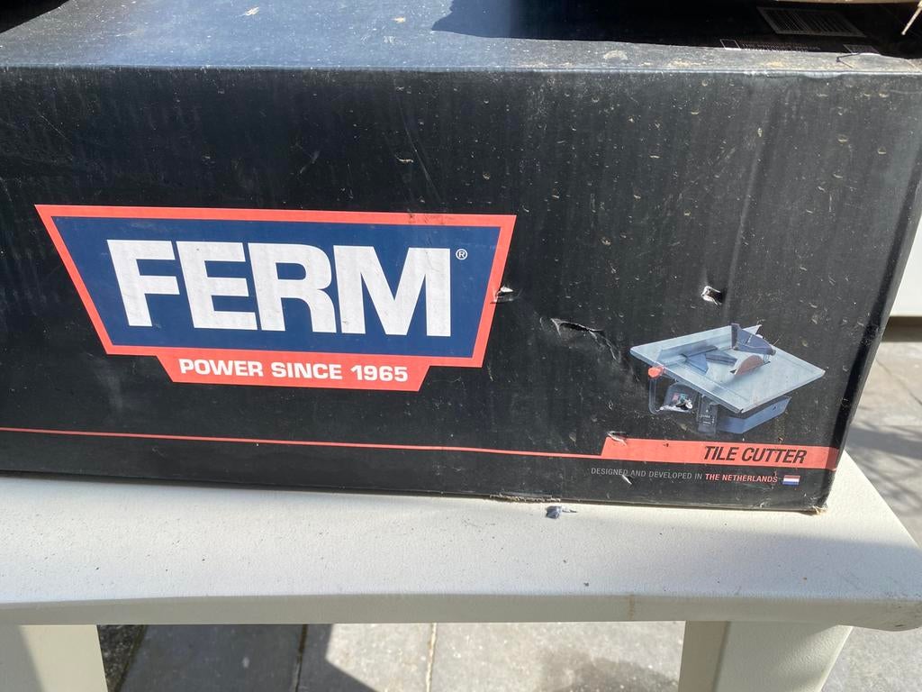 Tegelsnijder ferm, Enlèvement