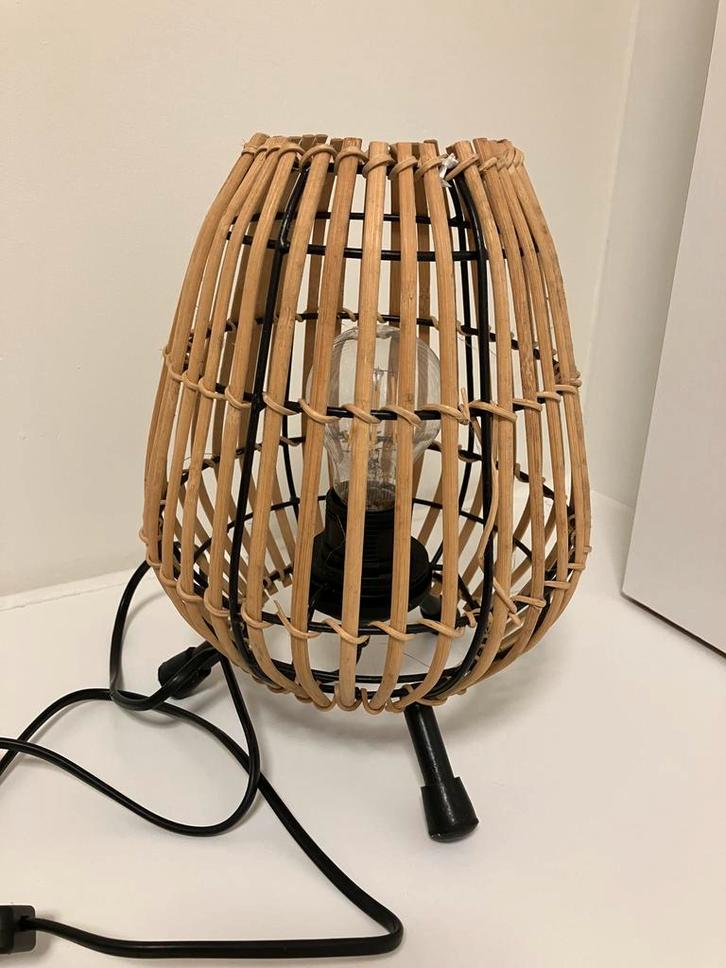 Tafel lamp uit rotan met drie pootjes, Huis en Inrichting, Lampen | Tafellampen, Zo goed als nieuw, Ophalen of Verzenden