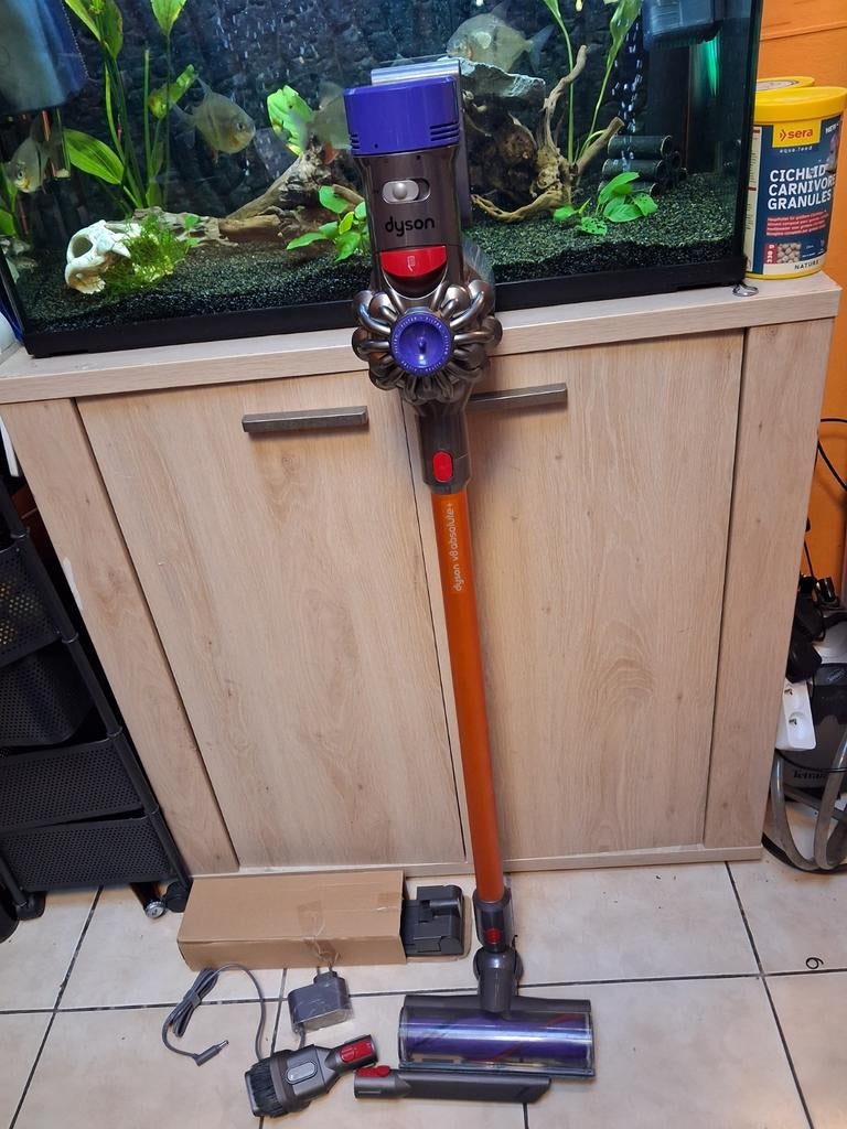 Dyson v8 absolute+ complet avec support mural 2 embouts etc, Electroménager, Enlèvement ou Envoi, Comme neuf, Réservoir, Aspirateur