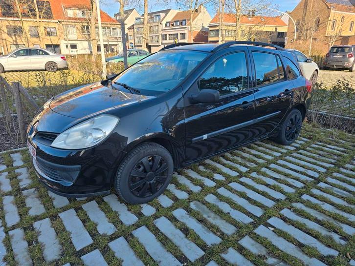 Renault Clio III Break van november 2008
motor = 1.2 benzine, Auto's, Renault, Particulier, Clio, Elektrische ramen, Radio, Benzine