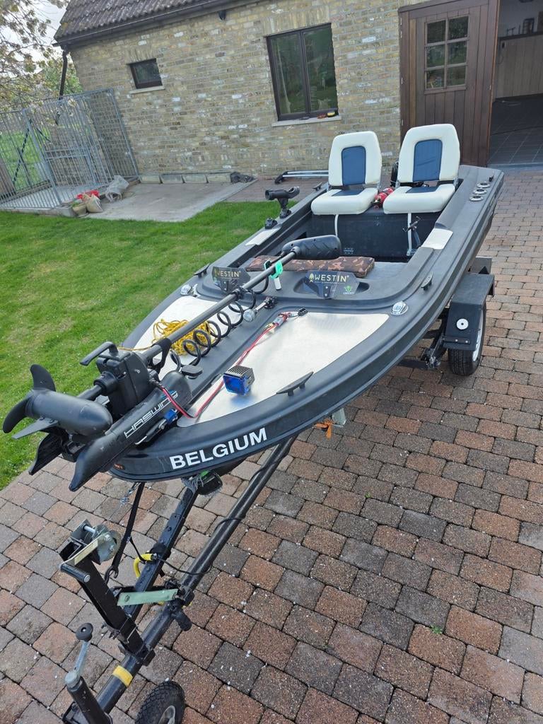 Vis bootje op aanhanger met 2.5 pk motor en fronttroller, Ophalen