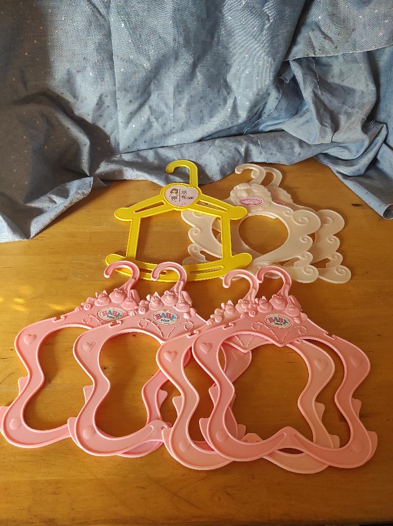 7 baby kleren pop hangertjes klerenhangers Baby Born Baby, Ophalen, Gebruikt, Babypop